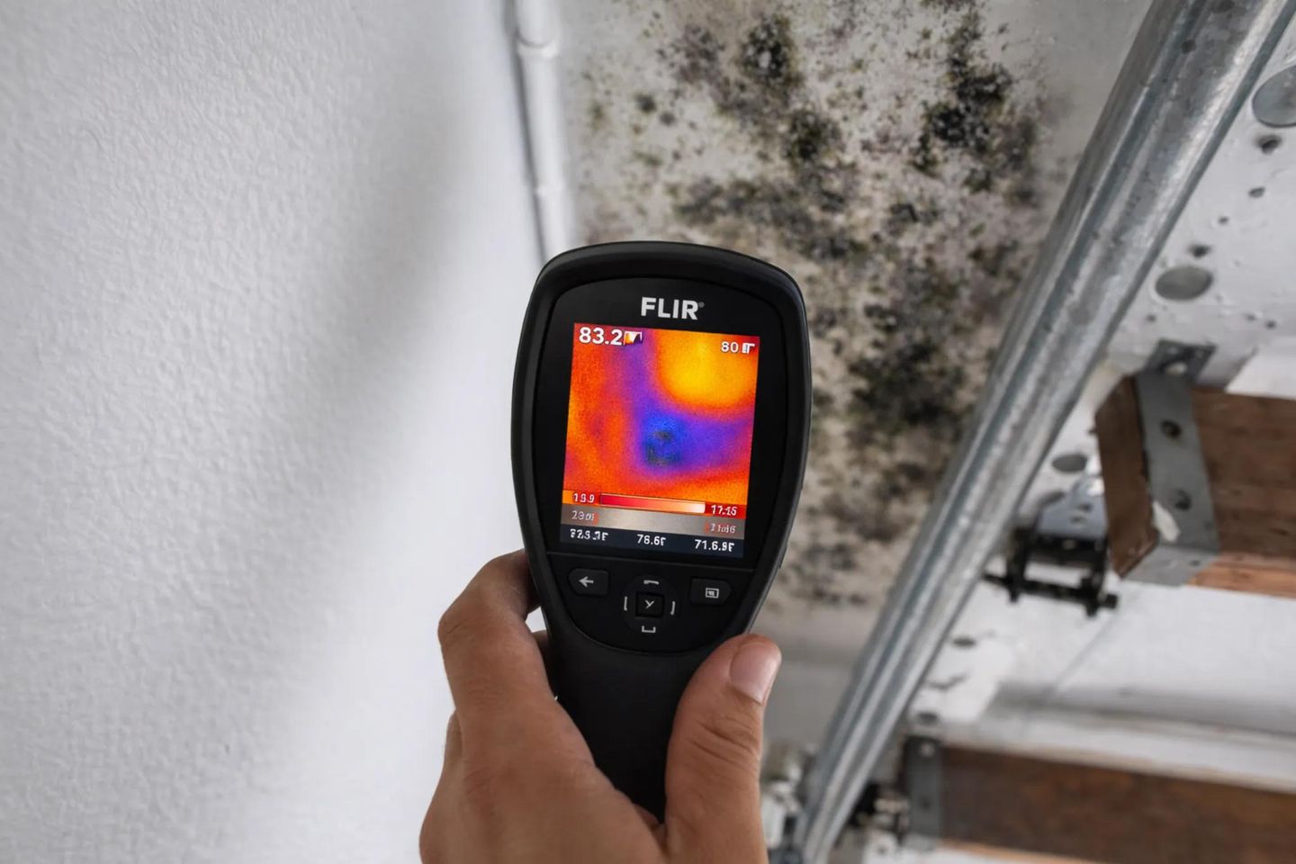 Caméra thermique FLIR E5 Pro dirigée vers un mur et un plafond couverts de moisissures