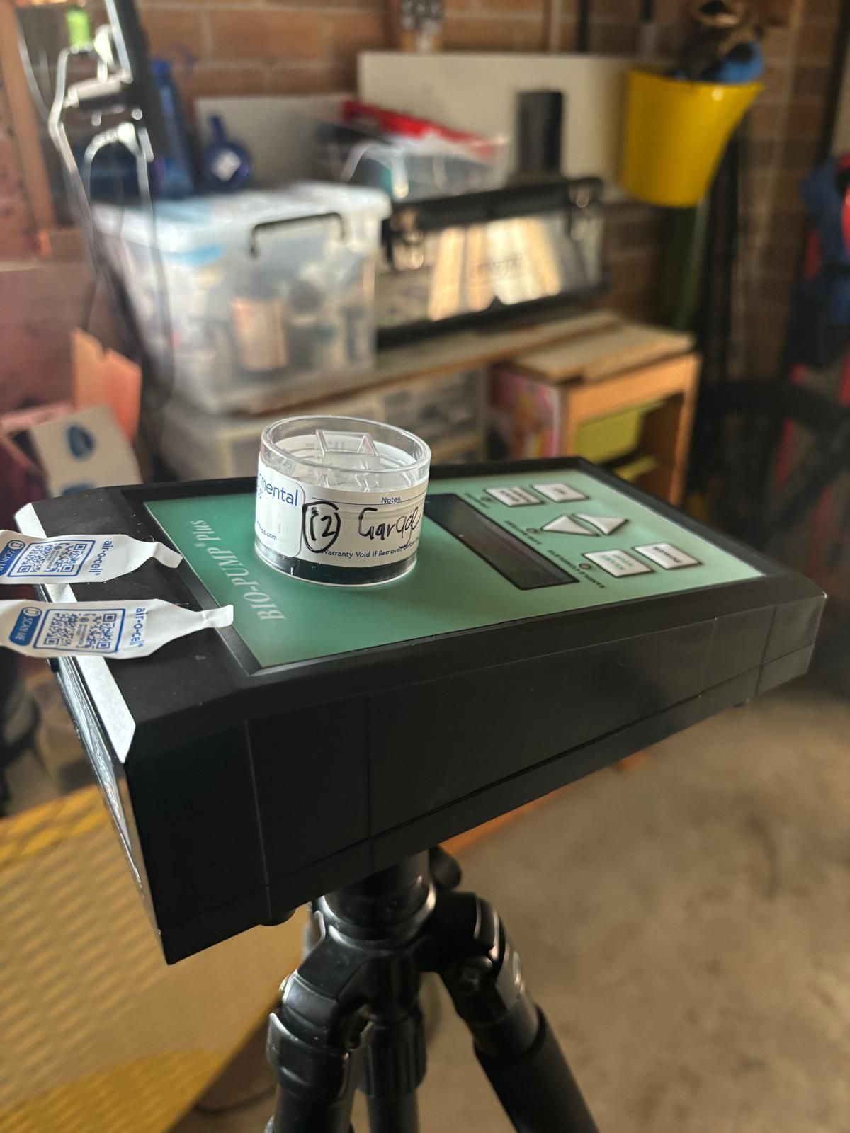 Pompe de prélèvement Zefon Bio-Pump posée sur un trépied, avec une cassette en place
