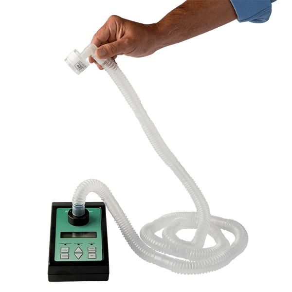 Main tenant le tuyau et la cassette d’une pompe de prélèvement Zefon Bio-Pump